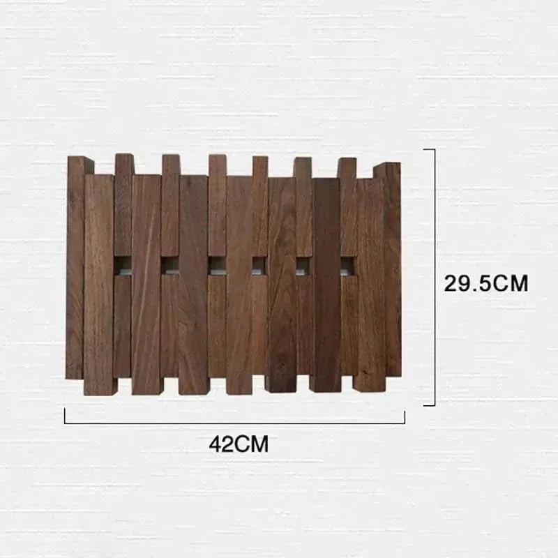 Dimensions vérifiées du porte-manteau mural carré large en bois foncé : largeur 42 cm et hauteur 29,5 cm