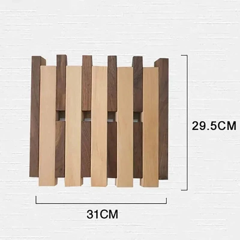 Dimensions vérifiées du petit porte-manteau mural carré bicolore : largeur 31 cm et hauteur 29,5 cm