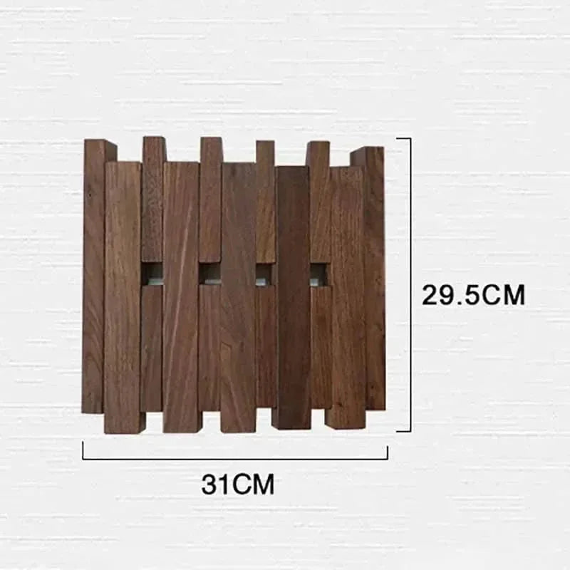 Dimensions vérifiées du petit porte-manteau carré en bois foncé : largeur 31 cm et hauteur 29,5 cm