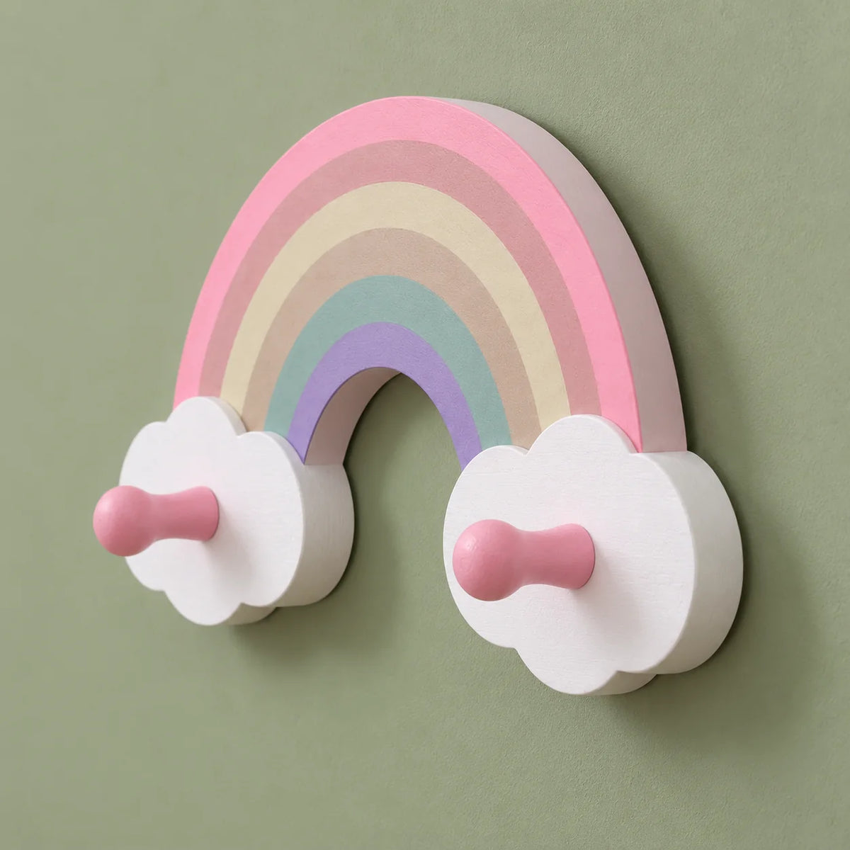 Vue oblique montrant l'épaisseur du porte-manteau arc-en-ciel et ses deux crochets roses