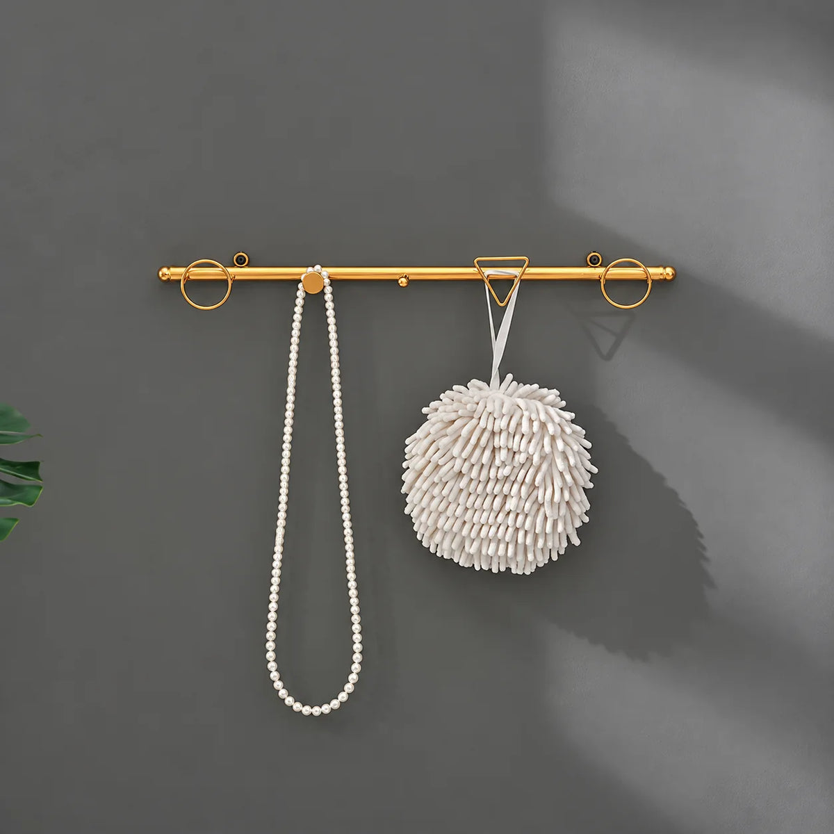 Porte-manteau I mural doré avec accessoires suspendus sur mur anthracite