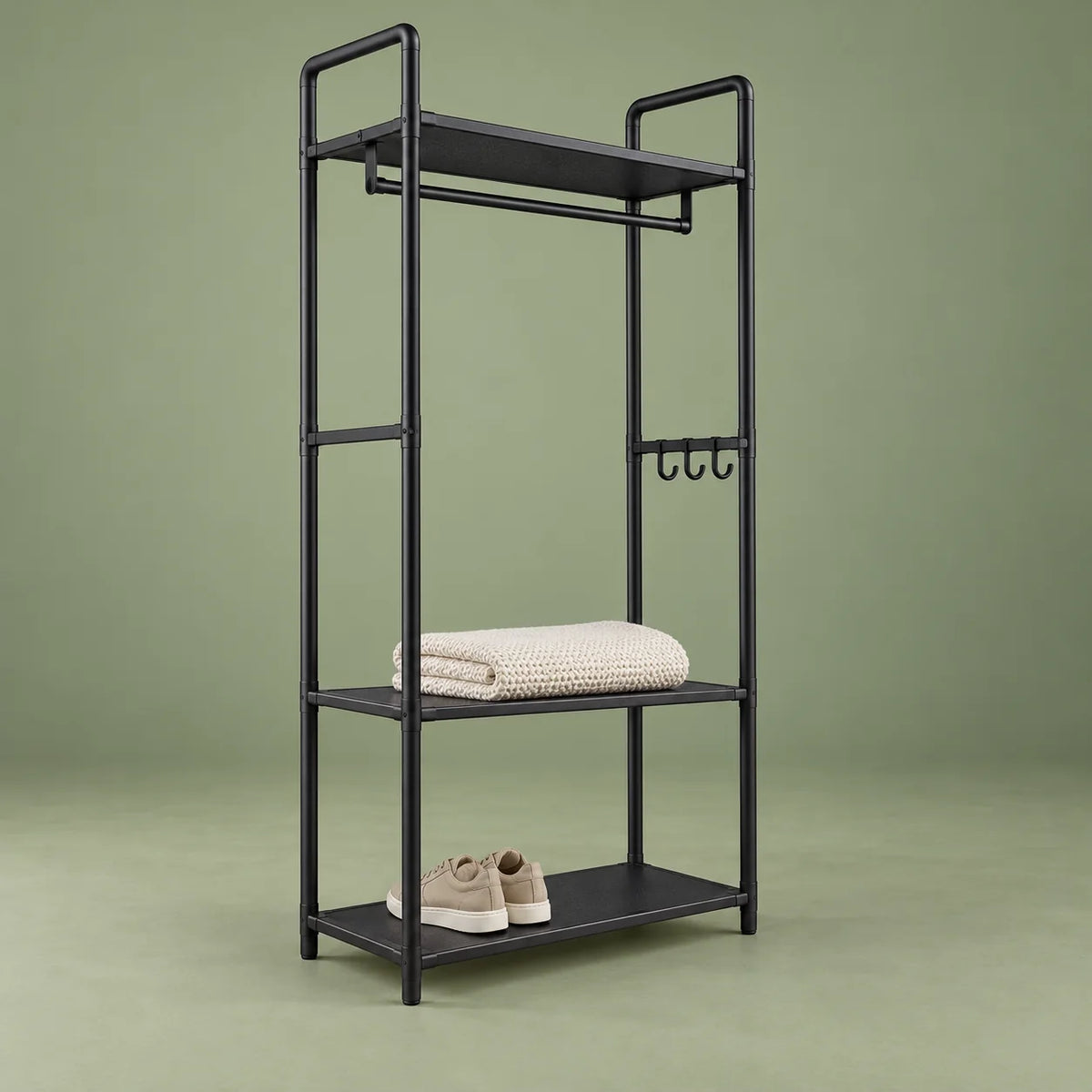 Vue de profil du porte-manteau meuble noir sans roulettes avec deux étagères de rangement