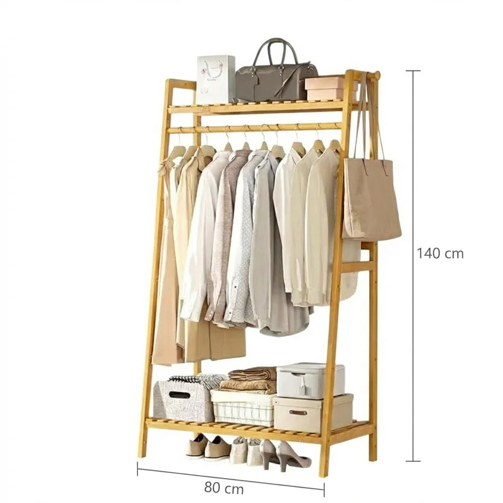 Dimensions du dressing porte-manteau en bois clair : hauteur 140 cm, largeur 80 cm