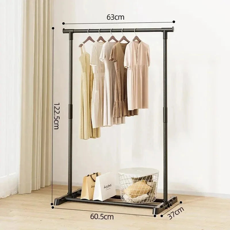 Dimensions du petit portant noir selon le visuel d’origine : barre 63 cm, hauteur 122,5 cm, base 60,5 × 37 cm