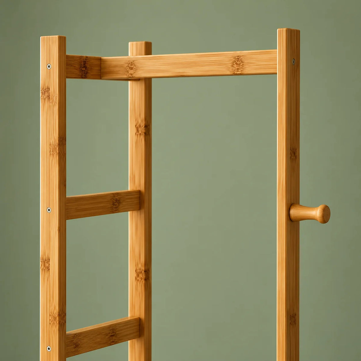 Détail de la barre haute et du crochet latéral en bambou ; dimensions à confirmer