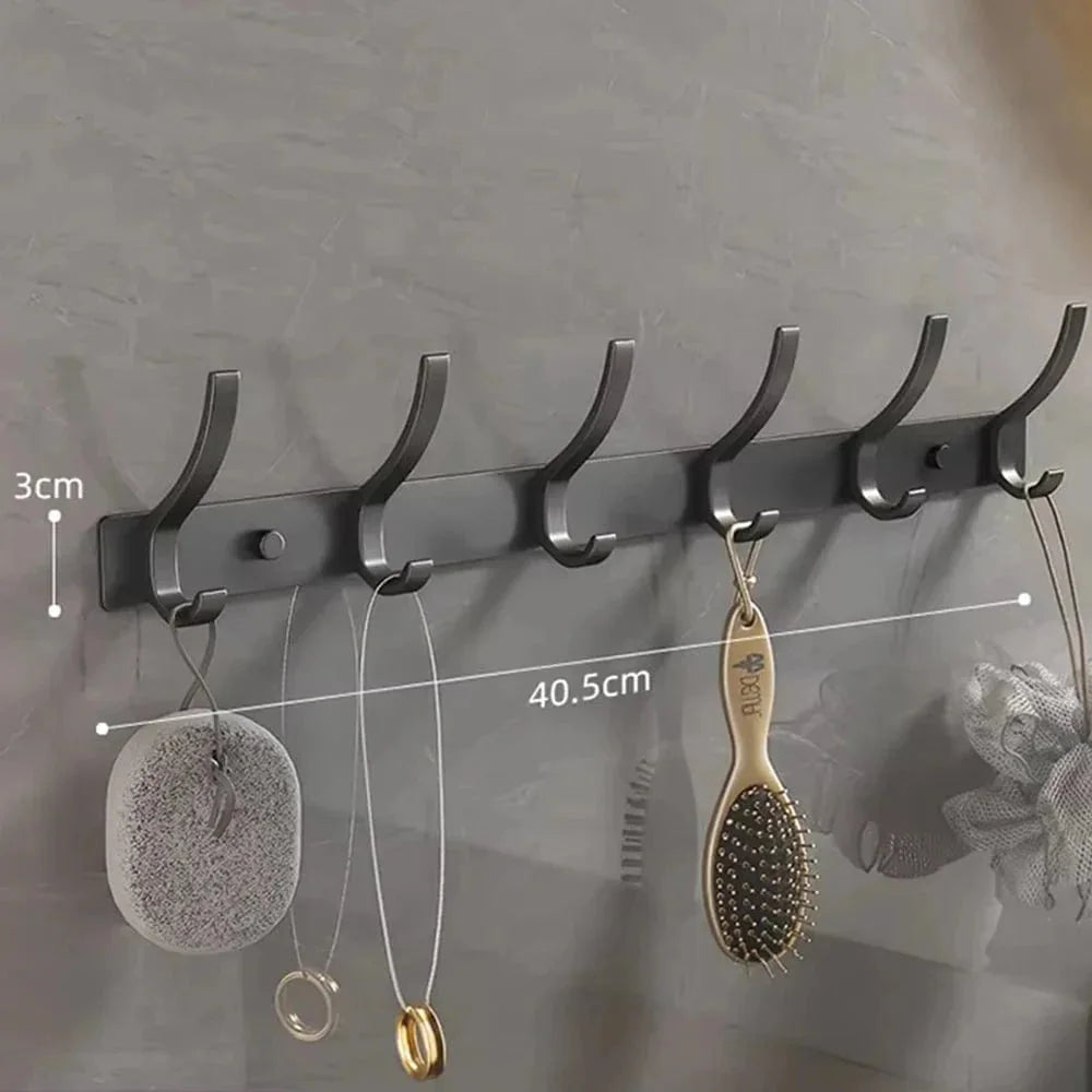 Dimensions vérifiées de la barre du porte-manteau noir à six crochets : largeur 40,5 cm et hauteur de la barre 3 cm ; hauteur totale des crochets non indiquée