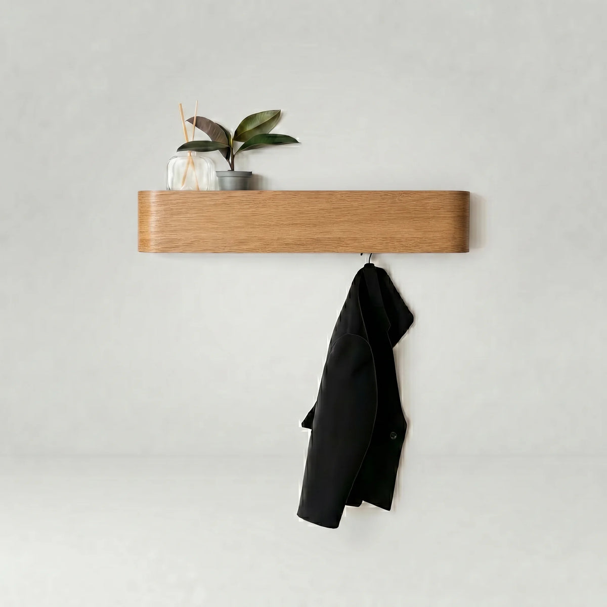 Vue studio d’origine du porte-manteau mural en bois clair avec diffuseur, plante et manteau noir, sans cote