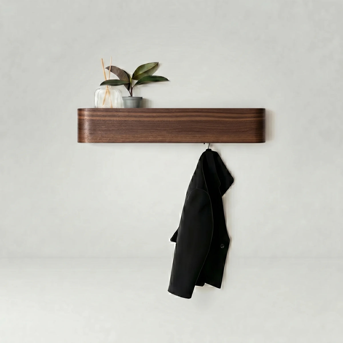 Vue studio d’origine du porte-manteau mural en bois foncé avec diffuseur, plante et manteau noir, sans cote
