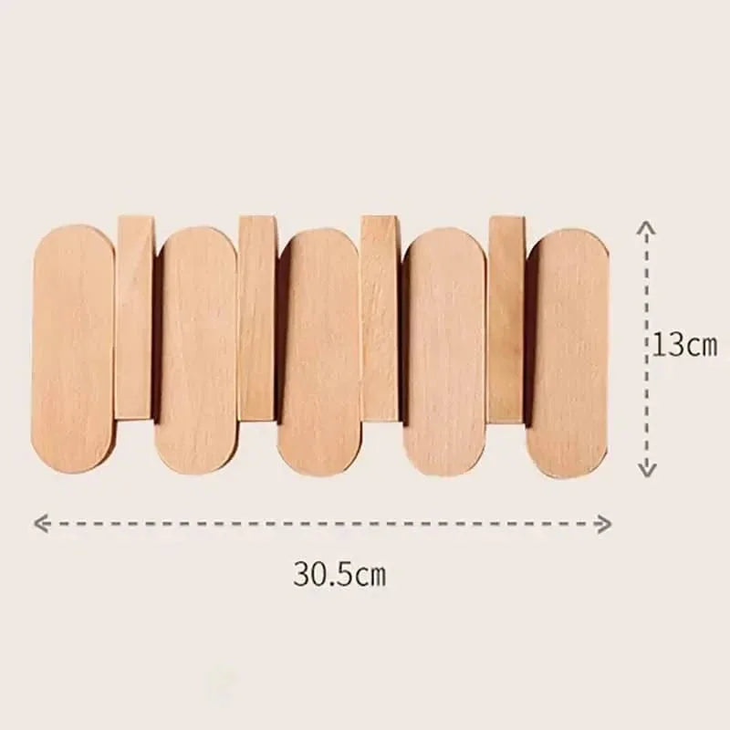 Dimensions vérifiées du petit porte-manteau mural en bois clair : largeur 30,5 cm et hauteur 13 cm