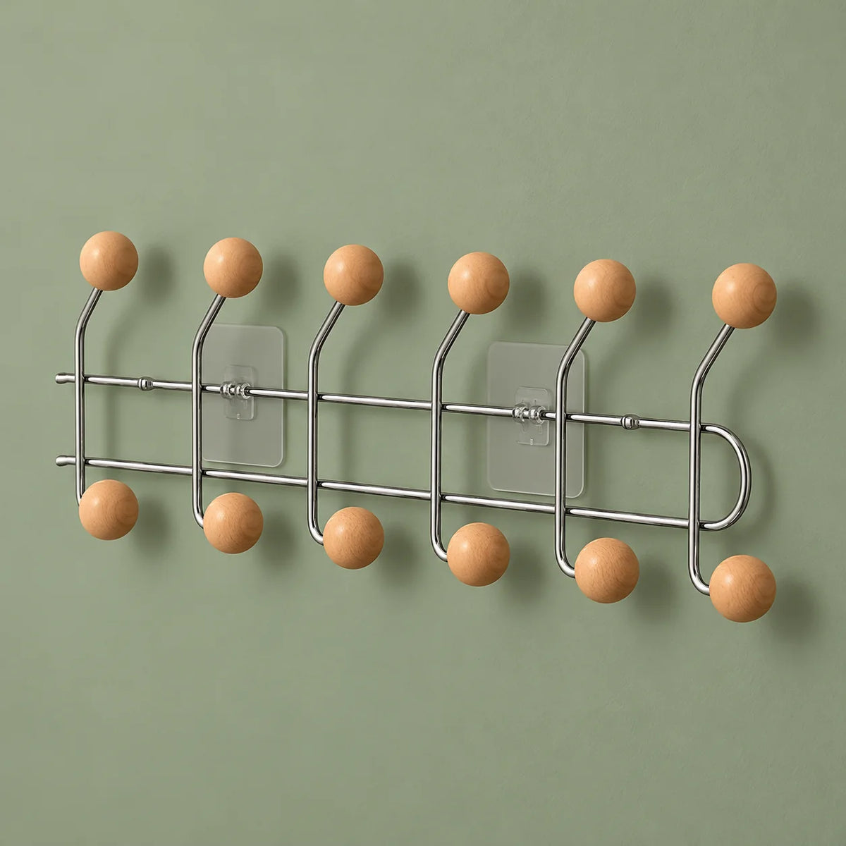 Vue oblique des six bras chromés et douze boules bois abricot du porte-manteau