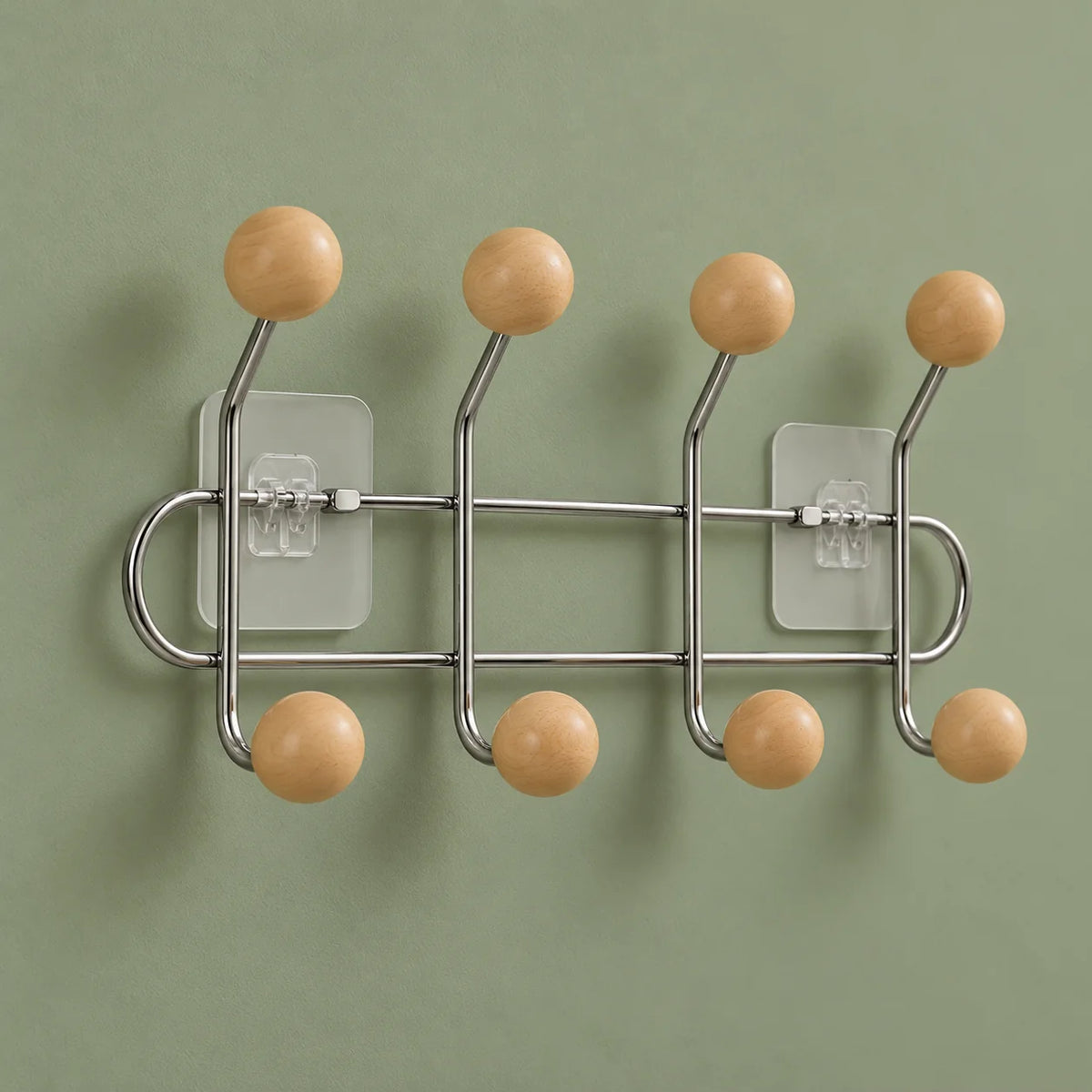 Vue oblique des quatre bras chromés et huit boules bois du porte-manteau mural