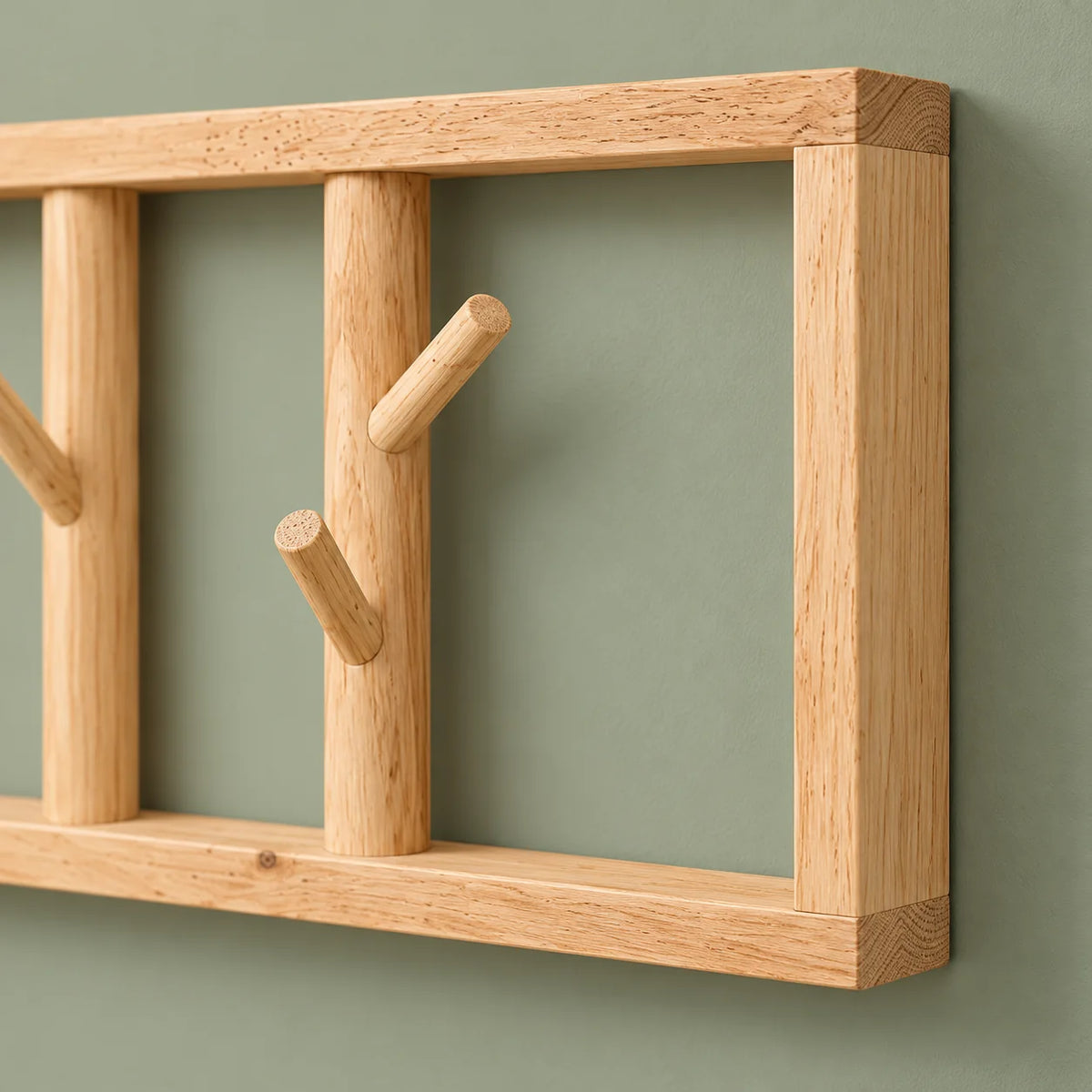 Détail des assemblages en bois clair et de la dernière travée vide du porte-manteau Tige Bois