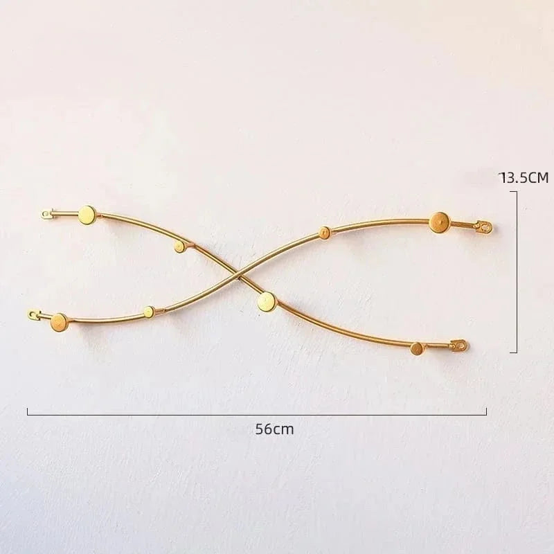 Dimensions selon la photo d'origine : largeur 56 cm et hauteur 13,5 cm du porte-manteau vague croisée doré