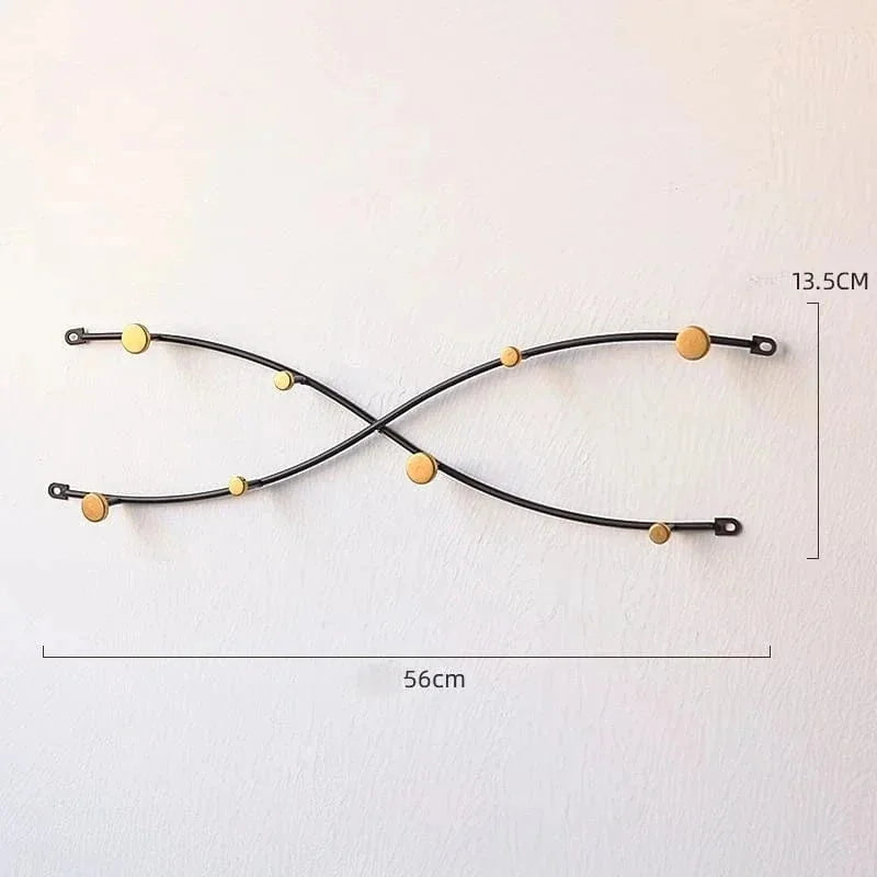 Dimensions selon la photo d'origine : largeur 56 cm et hauteur 13,5 cm du porte-manteau vague croisée noir
