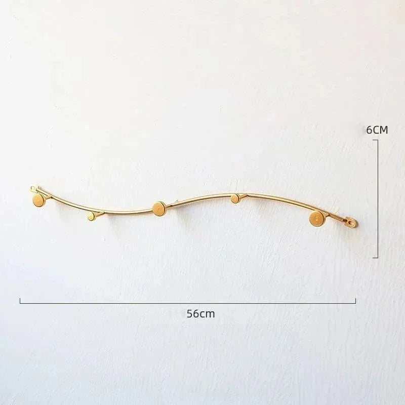 Dimensions selon la photo d'origine : largeur 56 cm et hauteur 6 cm du porte-manteau mural vague doré