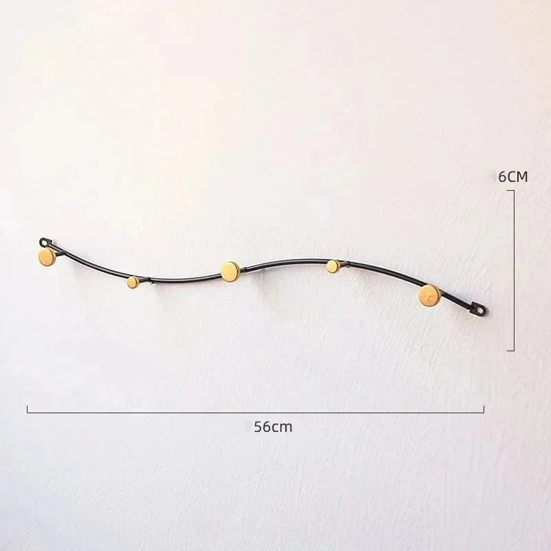 Dimensions selon la photo d'origine : largeur 56 cm et hauteur 6 cm du porte-manteau mural vague noir