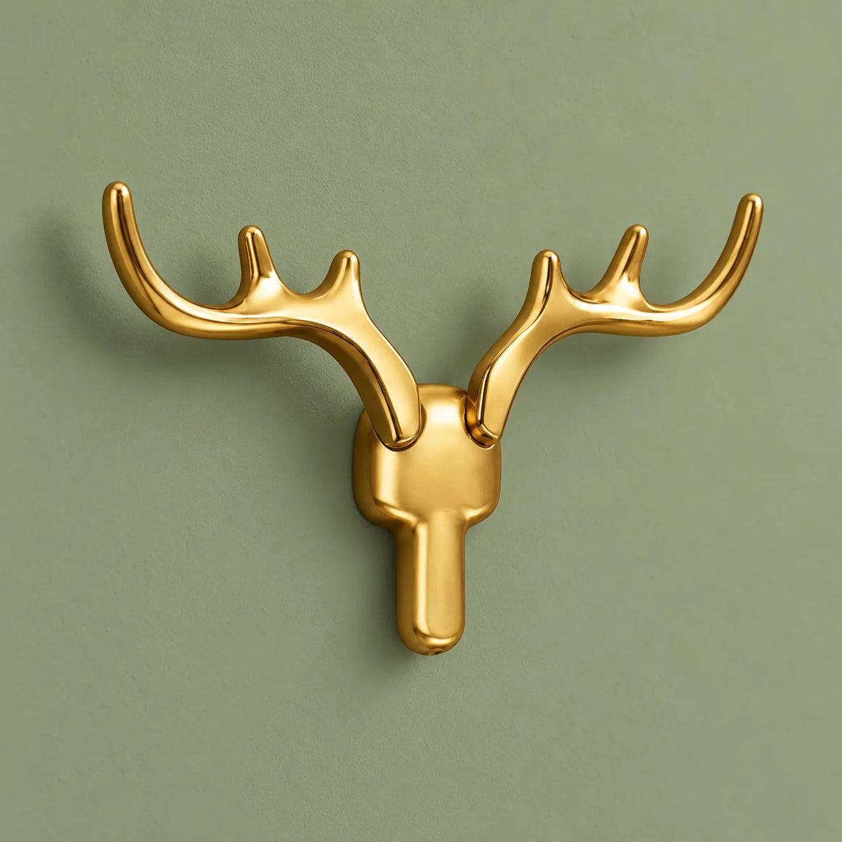 Patère cerf dorée vue sous un autre angle sur fond vert sauge