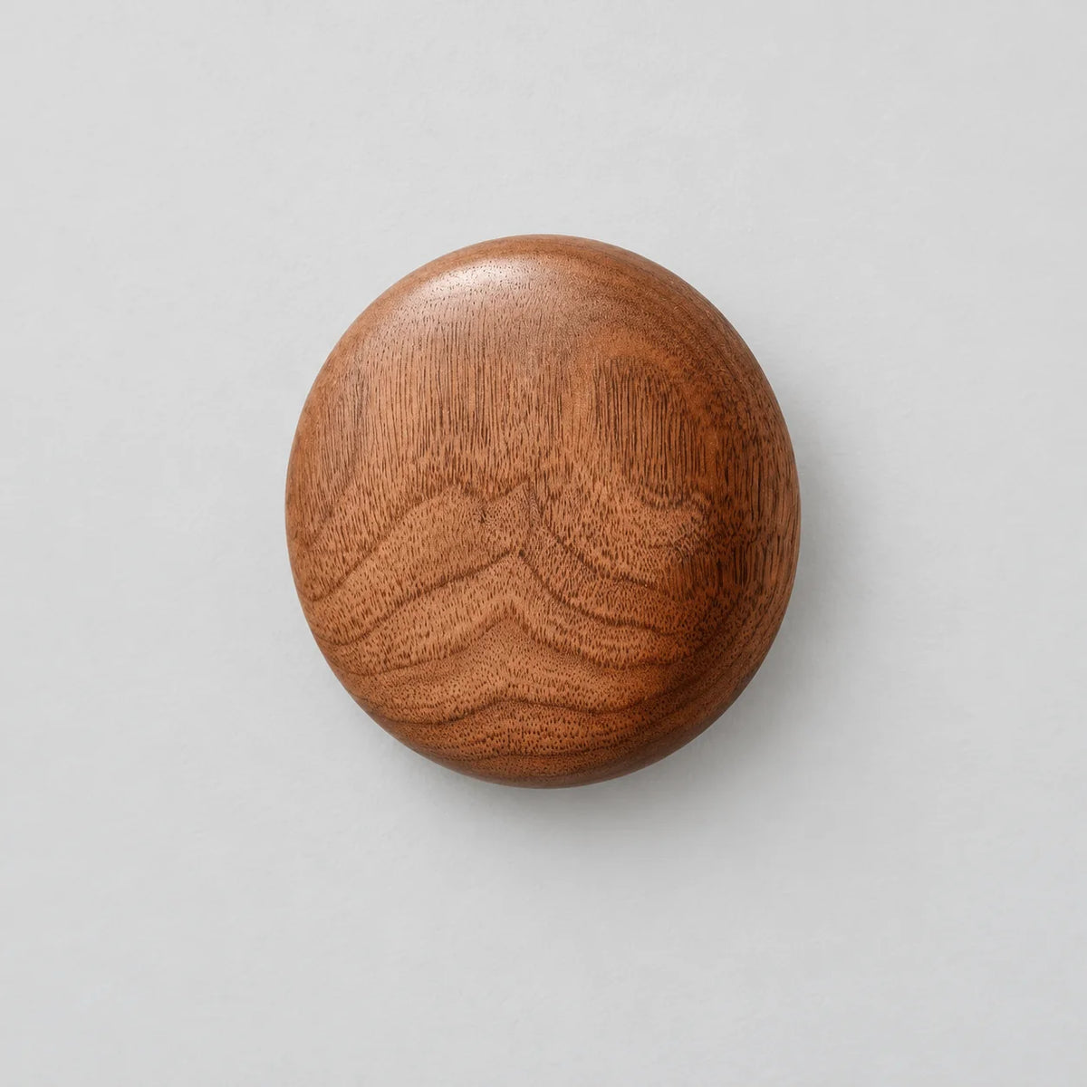 Vue de face de la patère ronde en bois brun foncé, sans mesure indiquée