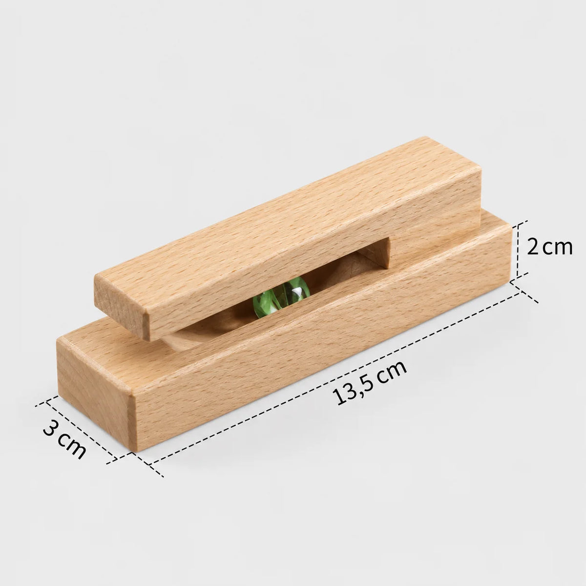 Dimensions d’une patère à barrette en hêtre clair : longueur 13,5 cm, largeur 3 cm et épaisseur 2 cm