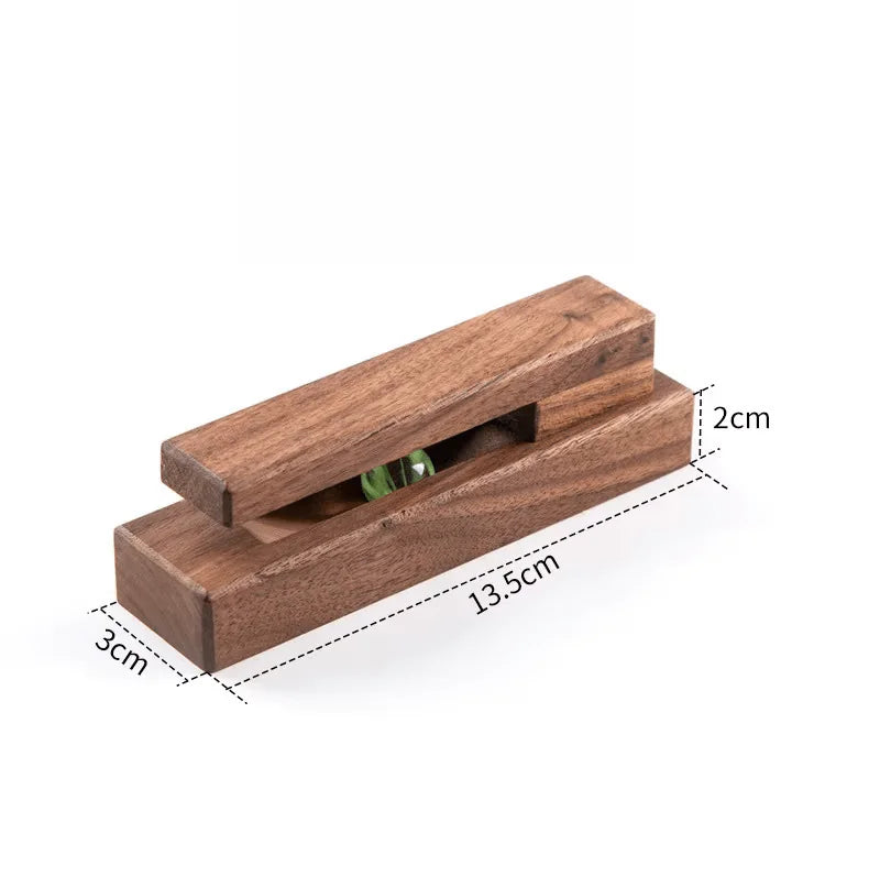 Dimensions de la patère en bois foncé : longueur 13,5 cm, largeur 3 cm et épaisseur 2 cm