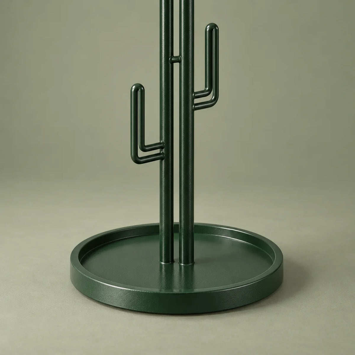 Détail du socle circulaire et des montants métalliques du porte-manteau cactus vert