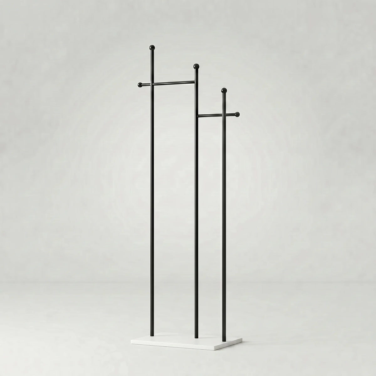 Vue studio d’origine du porte-manteau à trois montants noirs et base rectangulaire blanche, sans cote