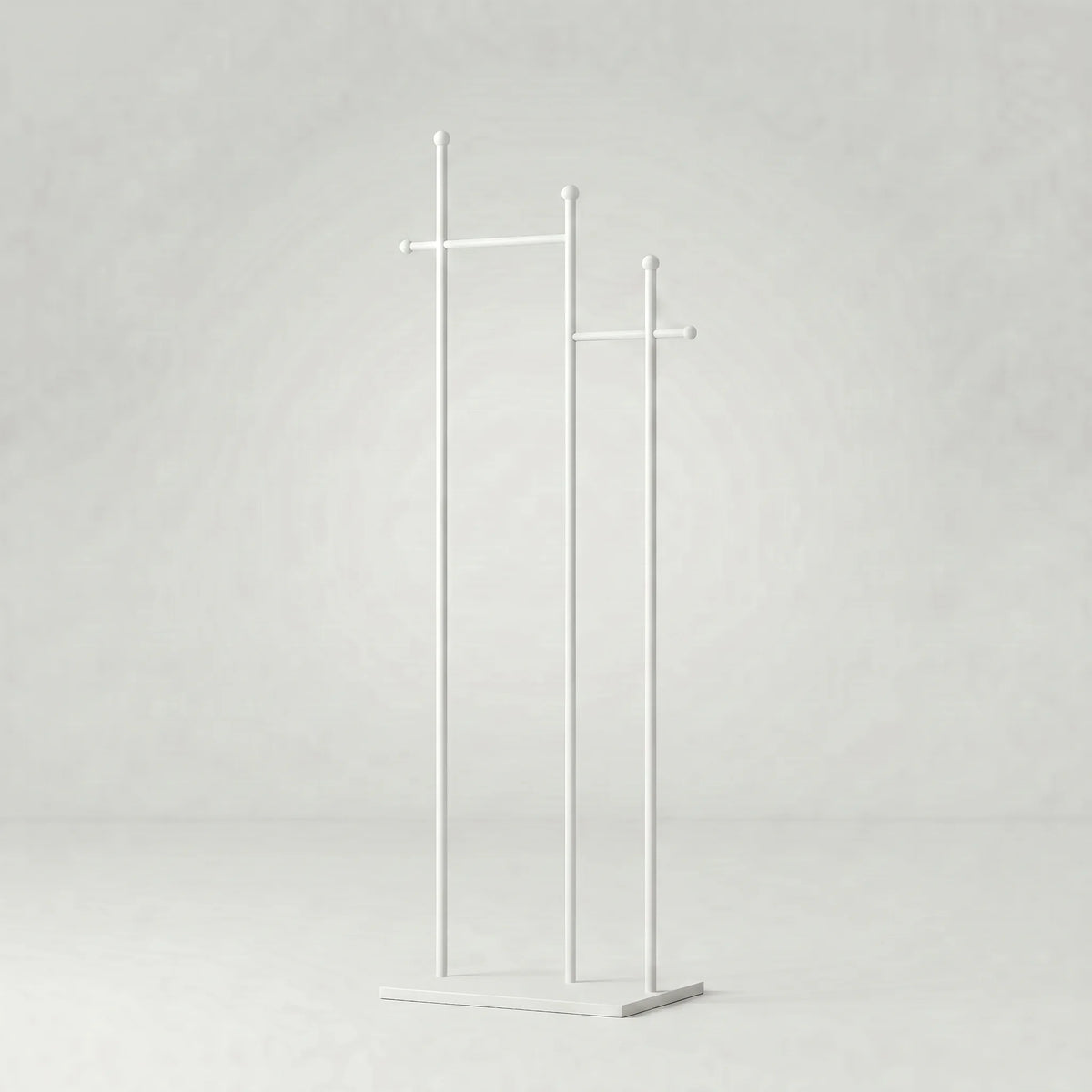 Vue studio d’origine du porte-manteau entièrement blanc à trois montants et base rectangulaire, sans cote