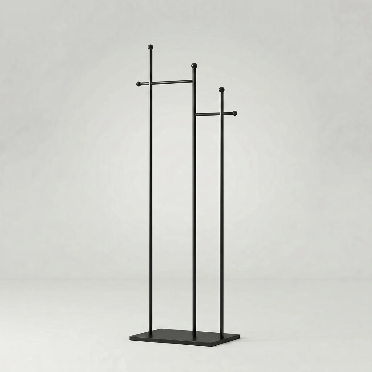 Vue studio d’origine du porte-manteau sur pied noir à trois montants, deux traverses et base rectangulaire, sans cote