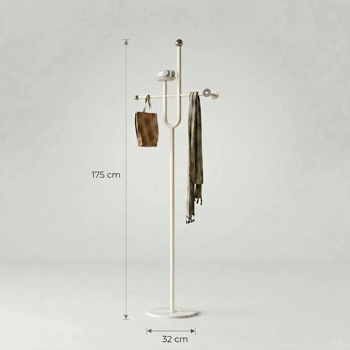 Dimensions indiquées sur la photo d’origine du porte-manteau blanc : hauteur 175 cm et diamètre de base 32 cm