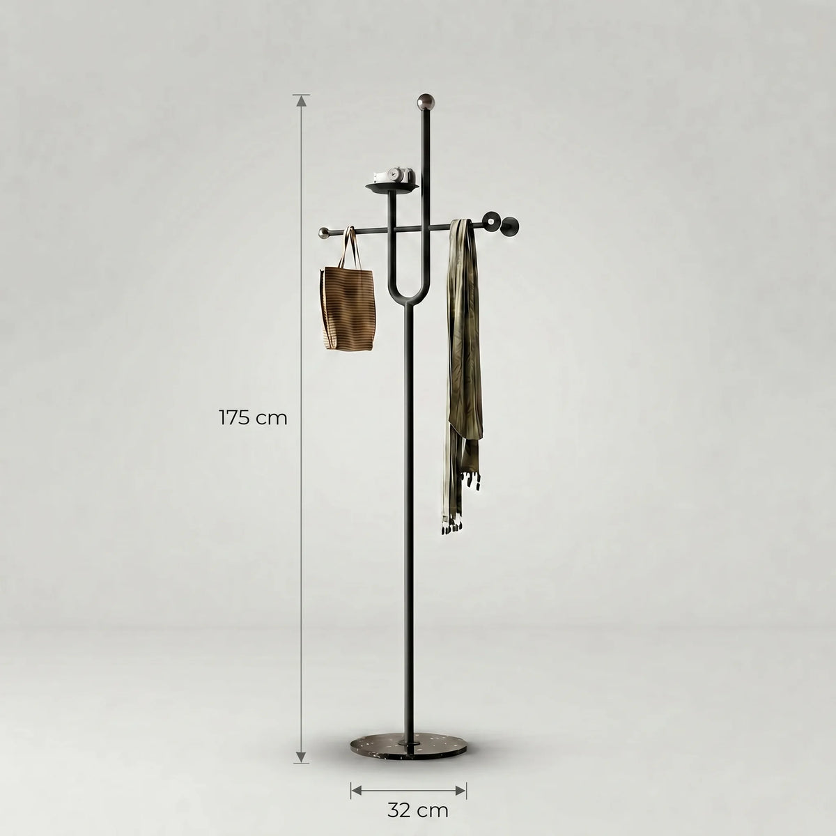 Dimensions indiquées sur la photo d’origine du porte-manteau noir : hauteur 175 cm et diamètre de base 32 cm