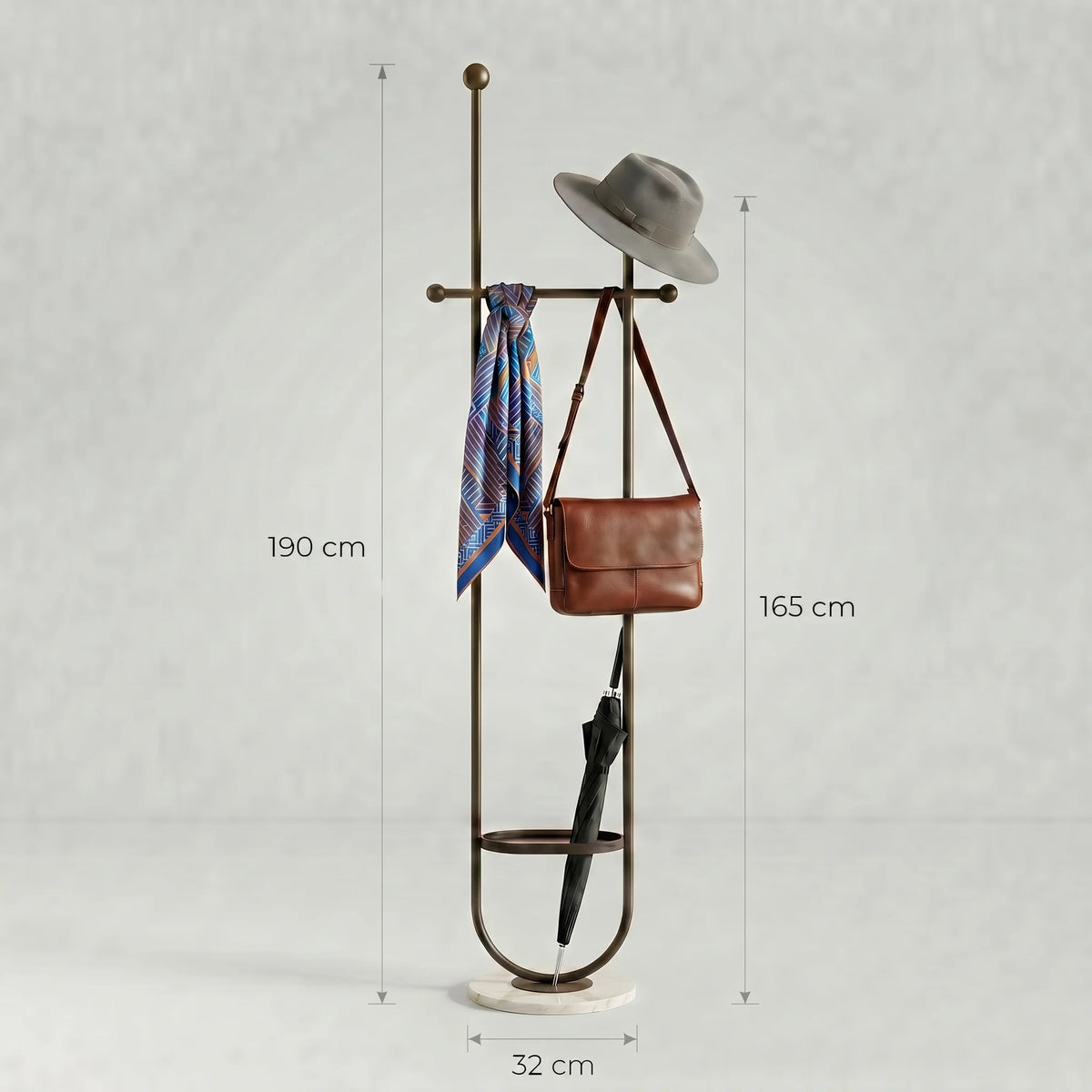 Image de cotes du porte-manteau noir à base blanche : hauteur totale 190 cm et diamètre de base 32 cm ; une cote secondaire de 165 cm y figure sans portée identifiée