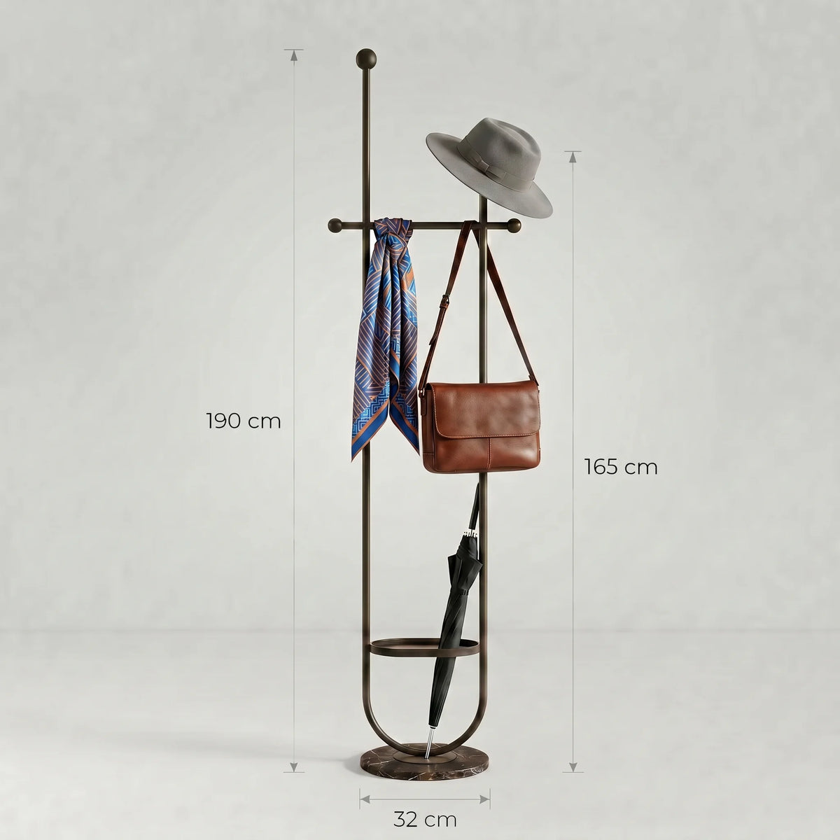 Image de cotes du porte-manteau noir : hauteur totale 190 cm et diamètre de base 32 cm ; une cote secondaire de 165 cm y figure sans portée identifiée