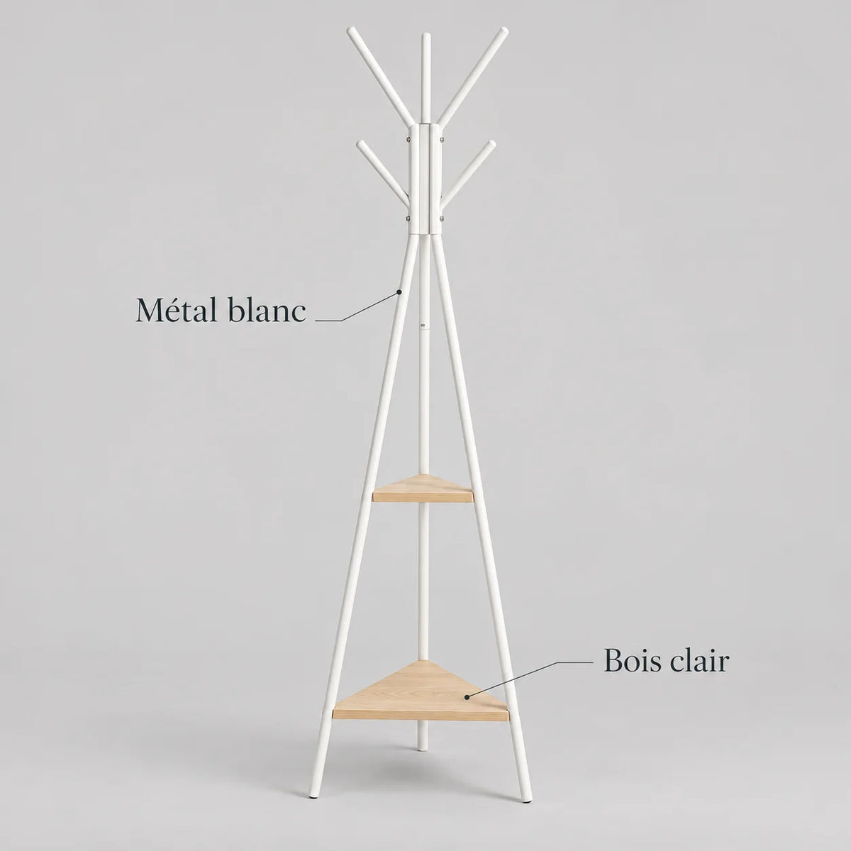 Détail des matériaux du porte-manteau trépied blanc : métal blanc et étagères en bois clair