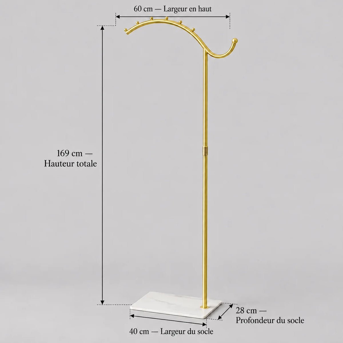 Dimensions du porte-manteau voûté doré à socle blanc : hauteur 169 cm, envergure 60 cm, socle 40 × 28 cm