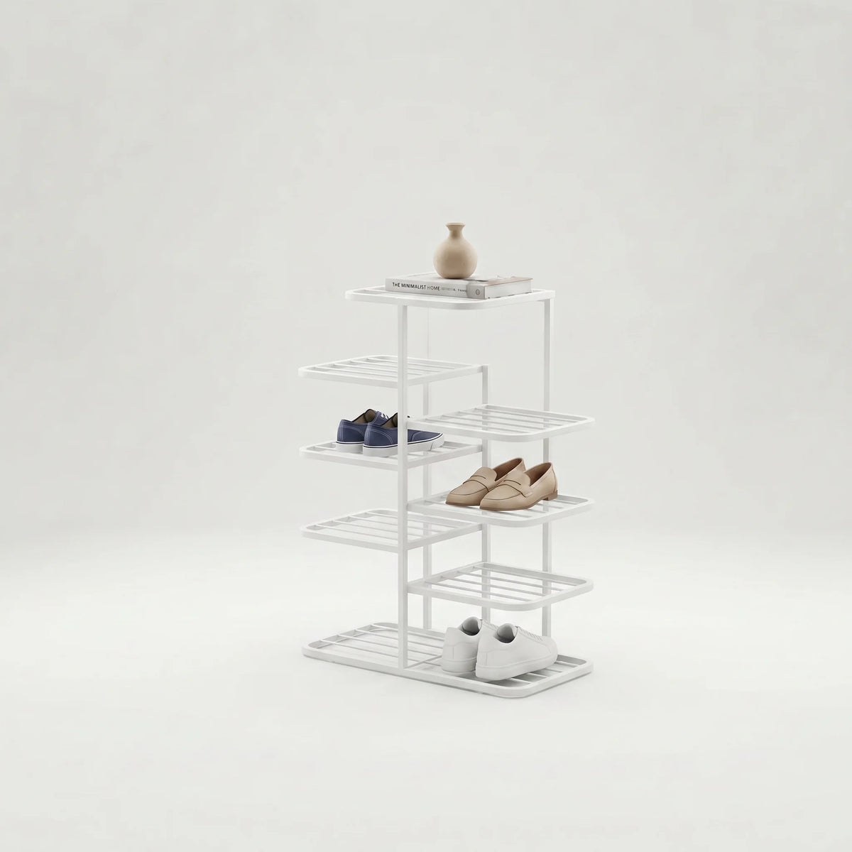 Vue studio d’origine du range-chaussures blanc avec vase, chaussures bleu marine, mocassins beiges et chaussures blanches