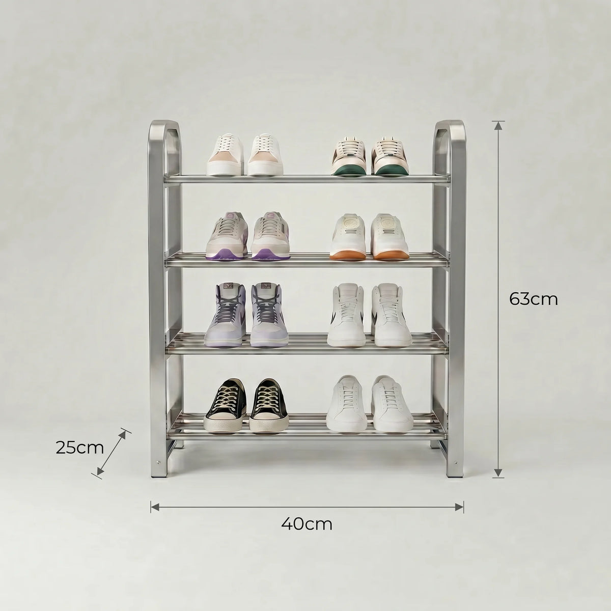 Dimensions du range-chaussures en métal argenté à quatre niveaux : hauteur 63 cm, largeur 40 cm et profondeur 25 cm