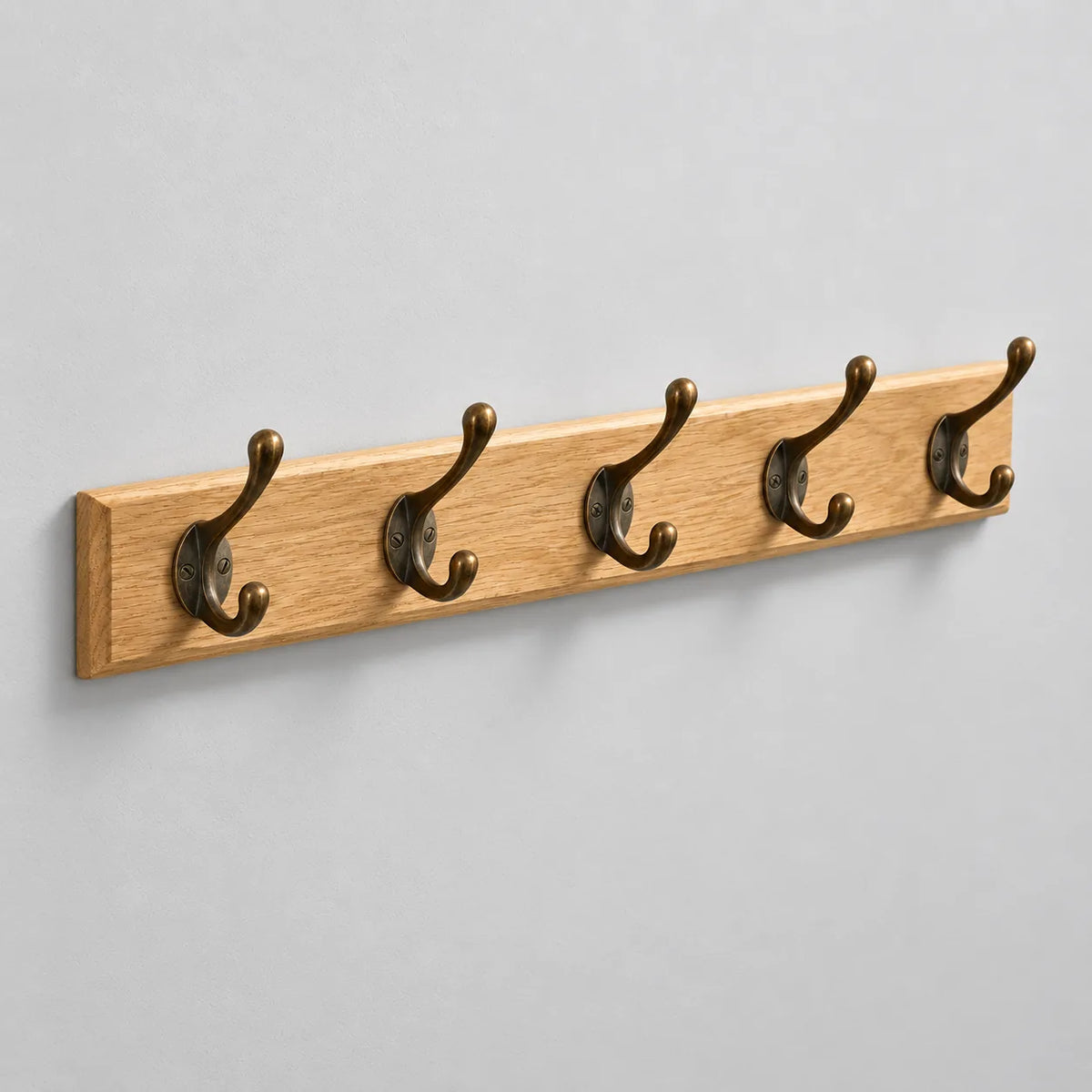 Porte Manteau entrée Ancien Grand Crochet bois claire vu de trois quarts en plongée, alignement des 5 crochets bronze