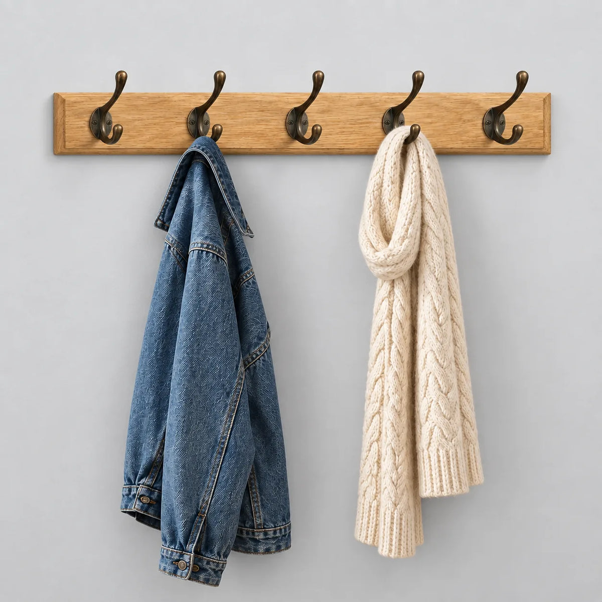 Porte Manteau entrée Ancien Grand Crochet bois claire en usage avec veste en jean et écharpe, 3 crochets encore libres