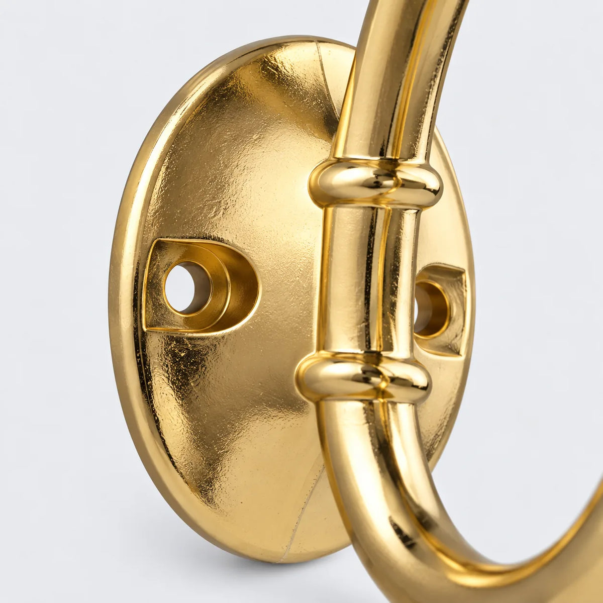 Detail de la platine ronde doree et de ses trous de vis