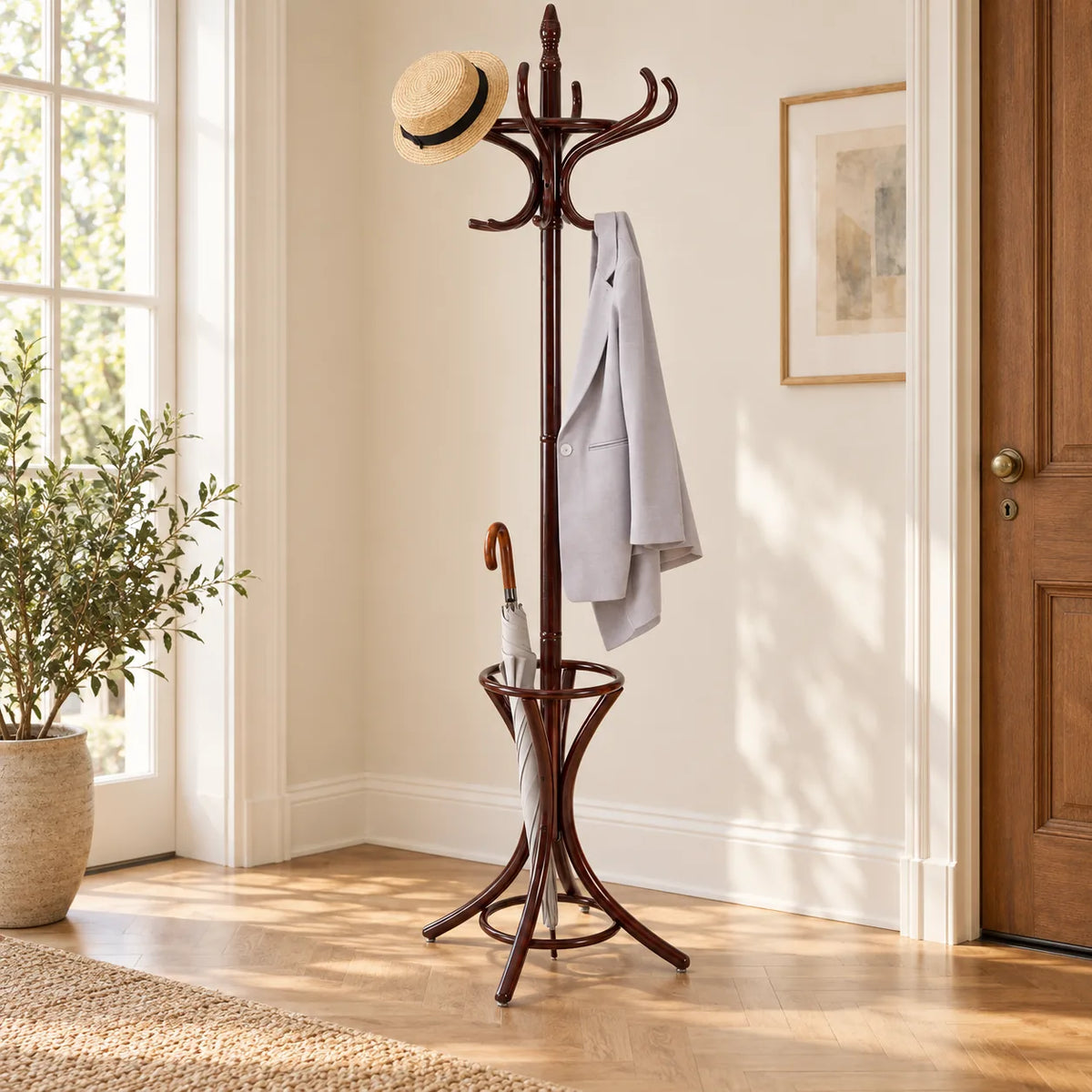 Porte Manteau Perroquet brun foncé installé dans une entrée lumineuse avec chapeau, veste et parapluie