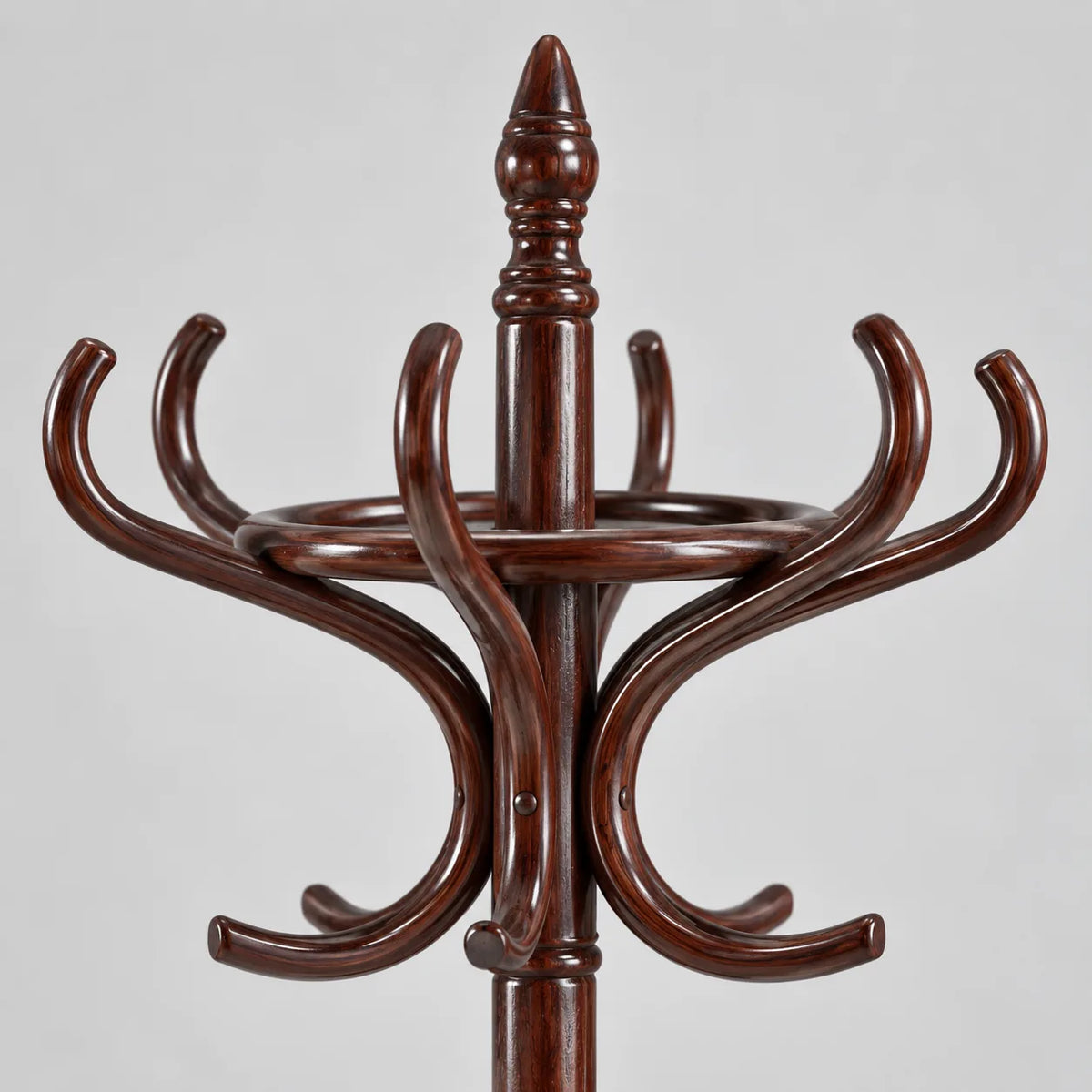 Détail de la couronne de crochets en bois courbé du Porte Manteau Perroquet brun foncé et de son épi décoratif