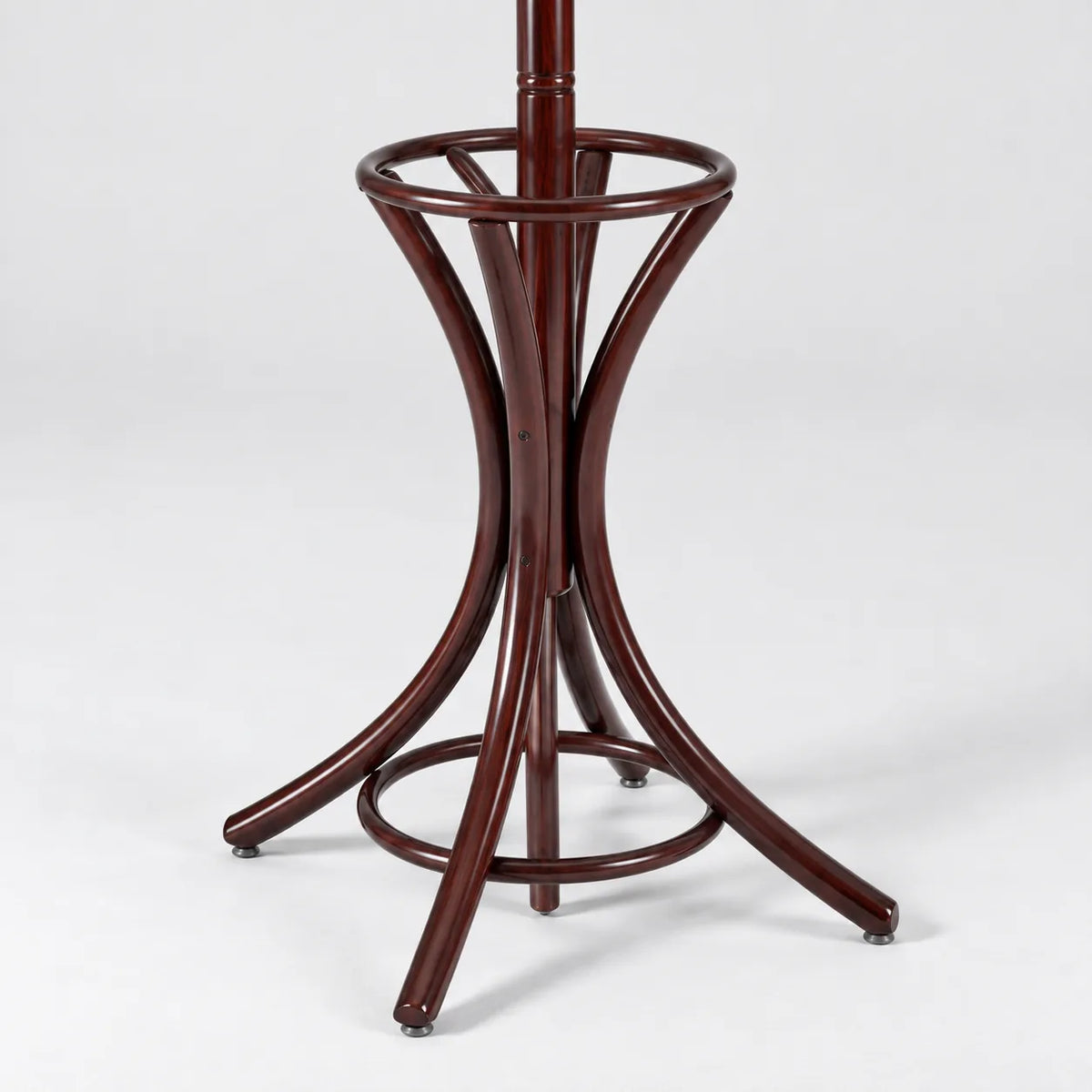 Détail de la base et de l'anneau porte-parapluies du Porte Manteau Perroquet brun foncé en bois courbé verni