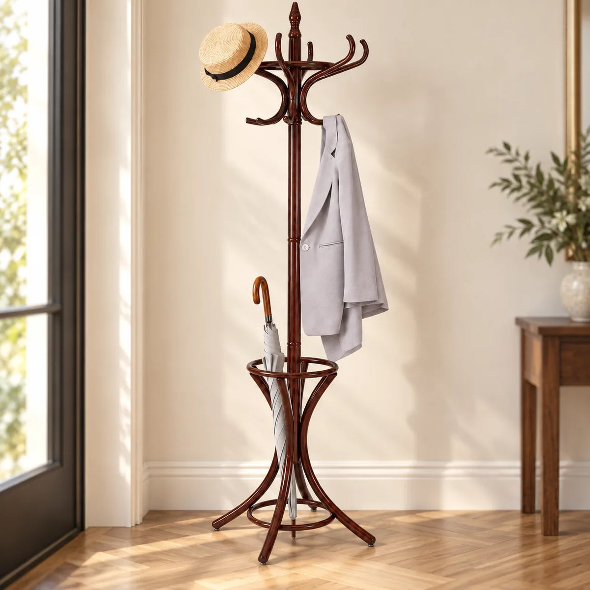 Porte Manteau Perroquet brun foncé en situation dans une entrée élégante, vue rapprochée avec chapeau, veste et parapluie