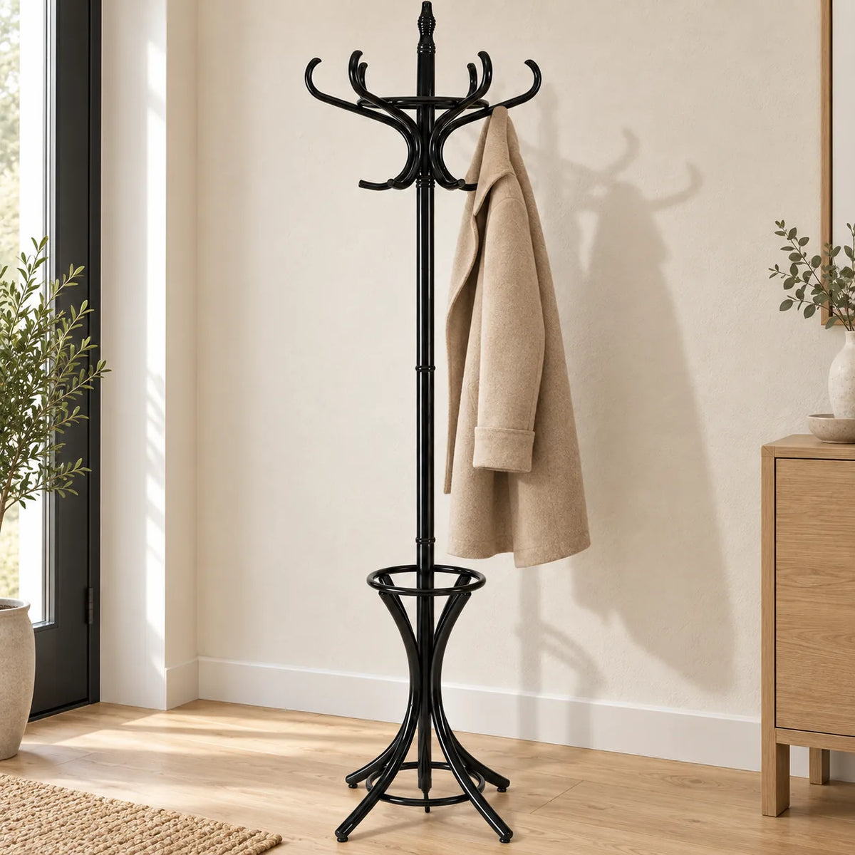 Porte manteau perroquet noir dans une entree contemporaine avec manteau en laine beige