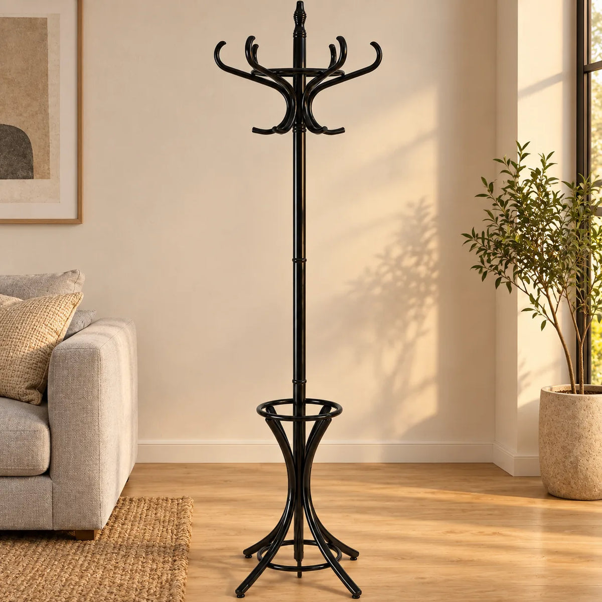 Porte manteau perroquet noir dans un salon clair pres d un canape gris