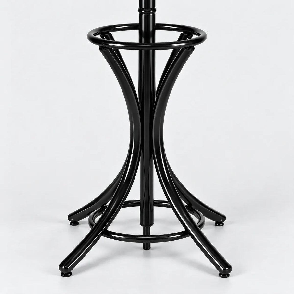 Detail de la base evasee et de l anneau porte-parapluie du porte manteau perroquet noir