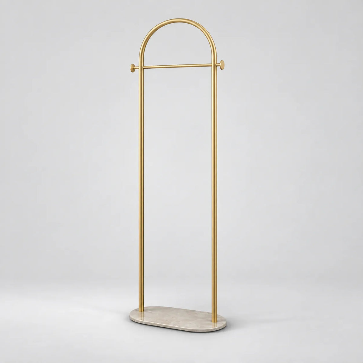 Porte Manteau sur Pied Courbé or - structure en métal doré avec arche courbée et base ovale, vue packshot studio
