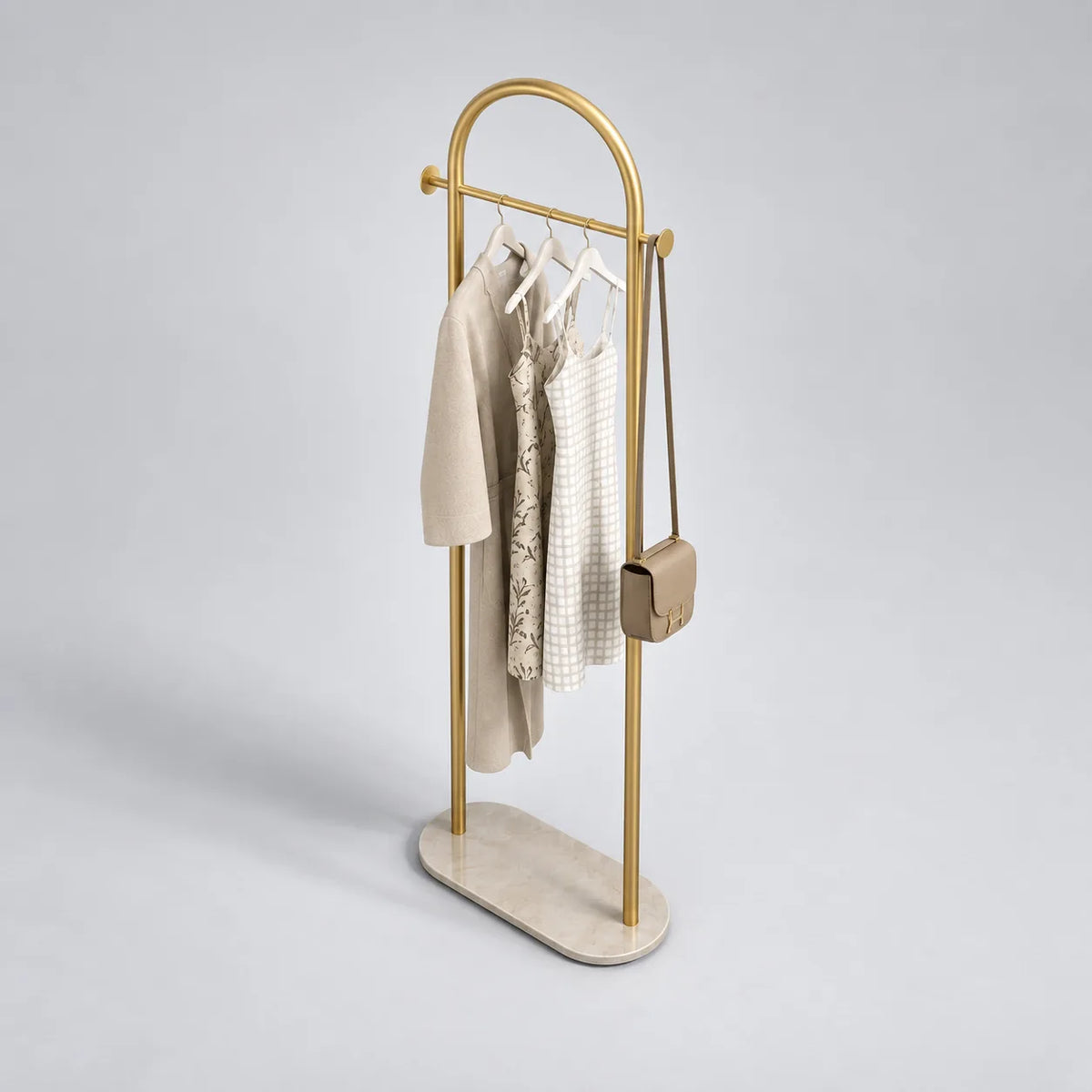 Porte Manteau sur Pied Courbé or vu en plongée, ensemble du porte-manteau design avec base ovale claire