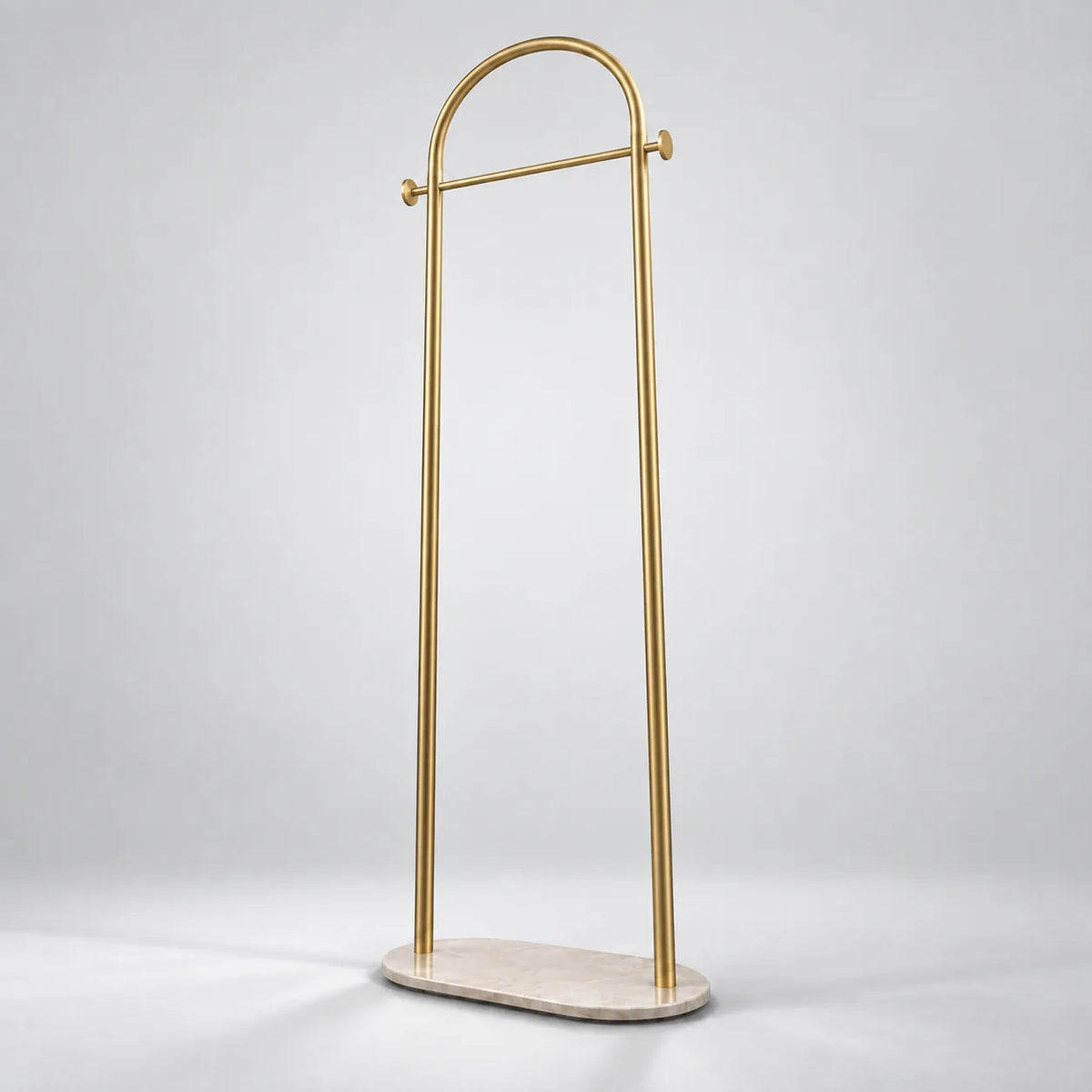 Structure et base ovale du Porte Manteau sur Pied Courbé or, vue en contre-plongée sur fond studio