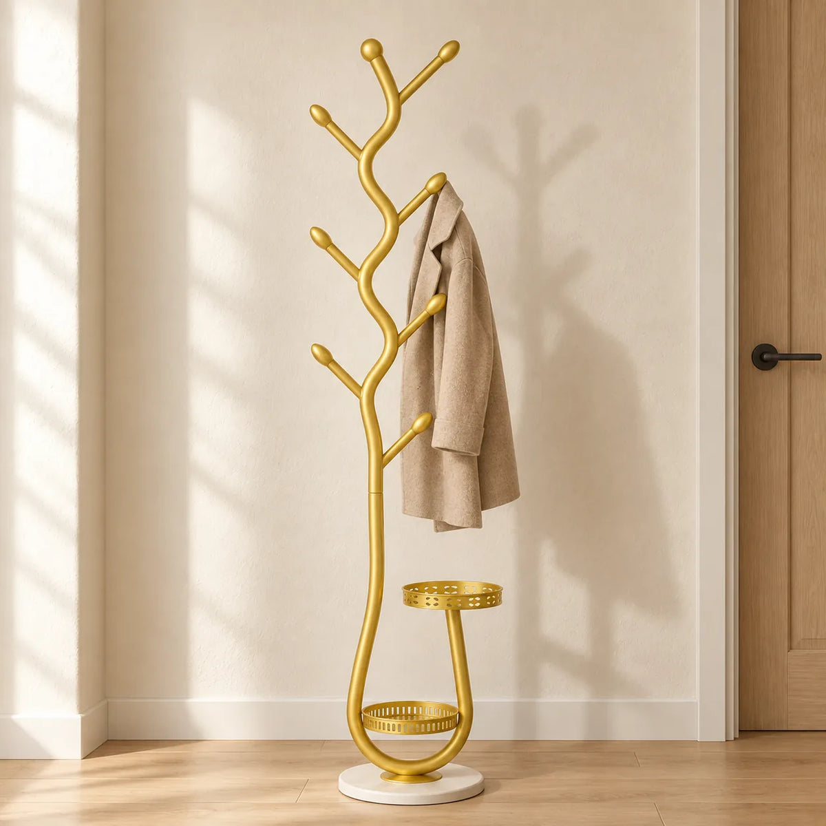 Porte manteau doré sur pied dans une entrée contemporaine, manteau en laine beige suspendu